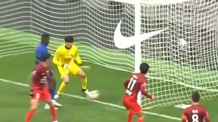 被动进球,颜骏凌扑救失误变助攻,将球挡在马莱莱腿上反弹入网