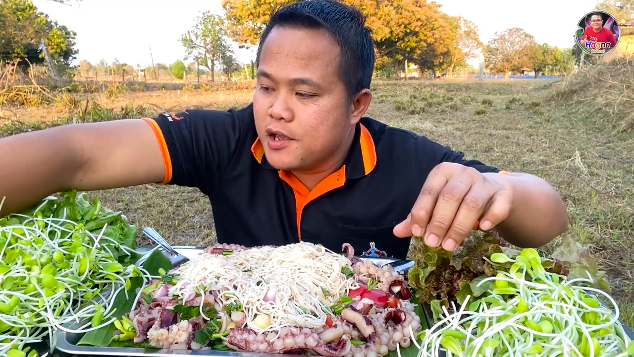 泰国大叔吃酸辣鱿鱼米线