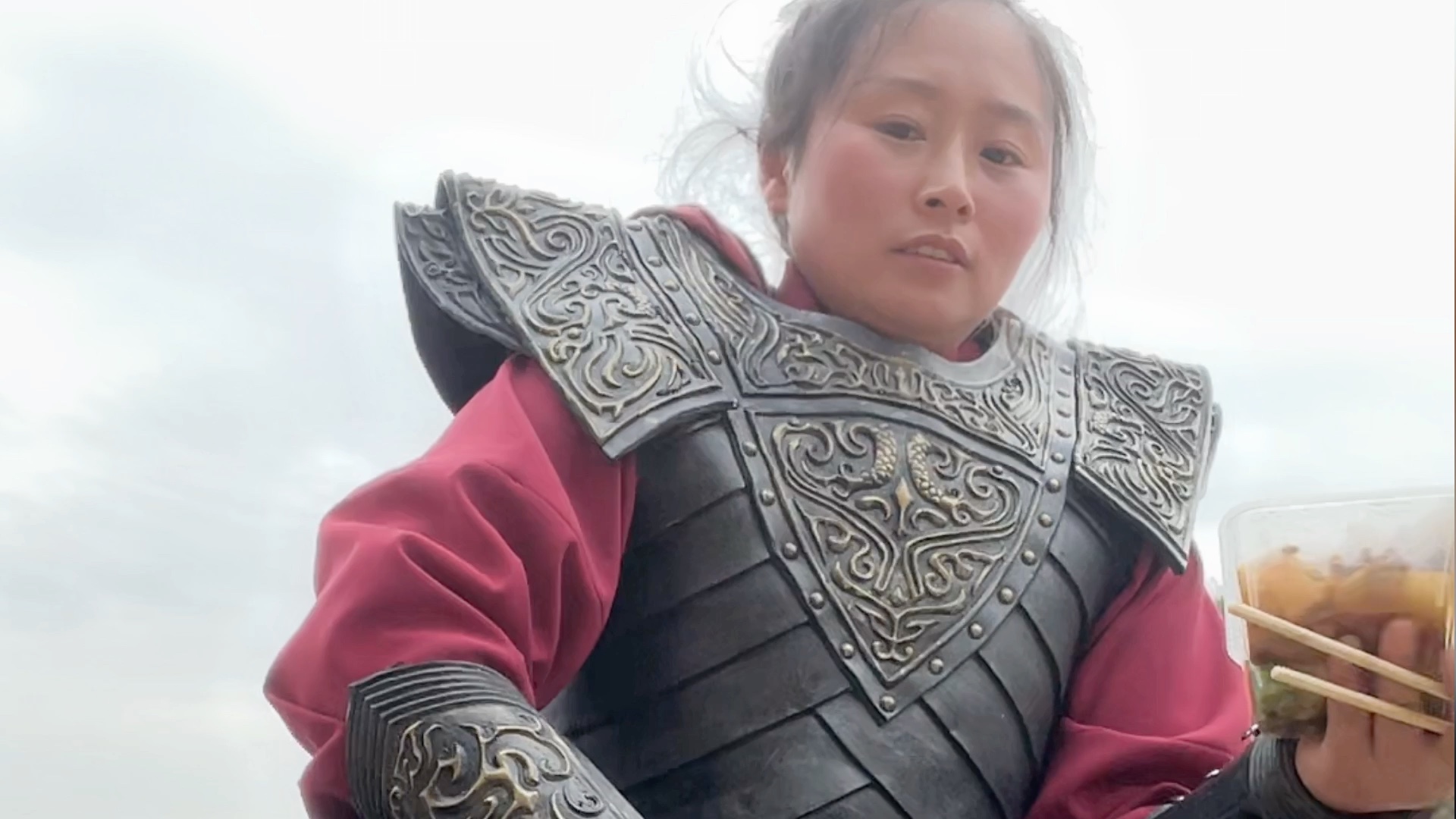 现场群演来了一千人,大家吃完盒饭准备就绪,横店如兰不敢吃多