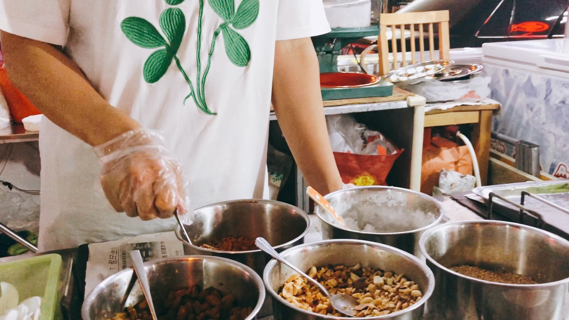 美食妹探店 | 东营正宗「纯梁古法刨冰」吃一口瞬间穿越回十年前_哔哩
