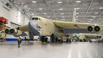 下载视频: 美国空军最大的修复破损B-52Inside US Air Force Largest Facility Restoring Broken B-52 Bomber