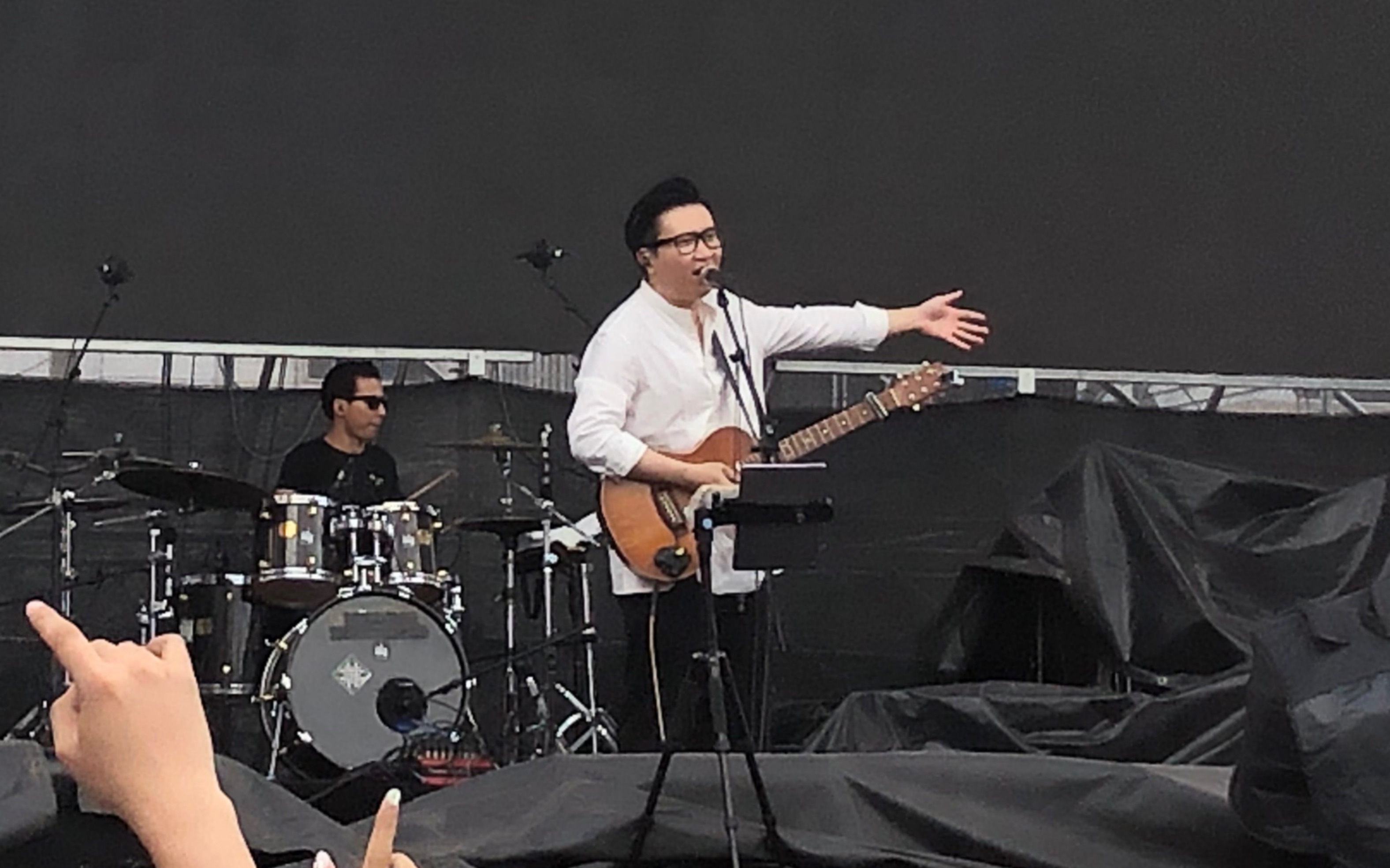 哈尔滨麦浪音乐节暗杠现场演奏童话镇引起你的回忆了吗