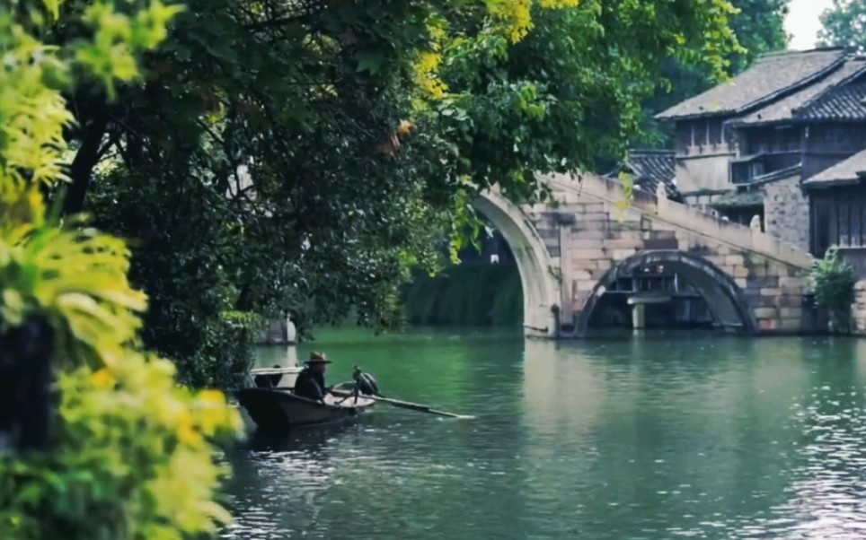 [图]一首经典的粤语老歌。黄凯芹《雨中的恋人们》歌声深情动人。