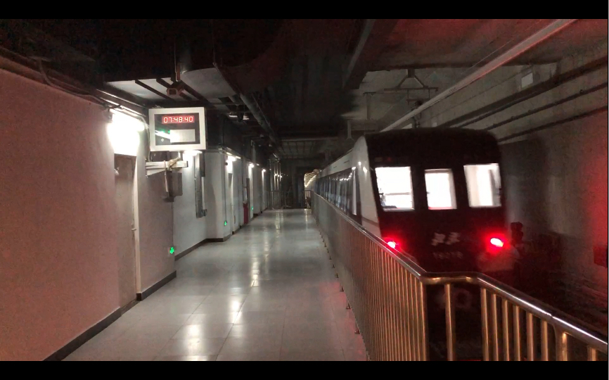 北京地铁19号线19018号车出地铁积水潭站