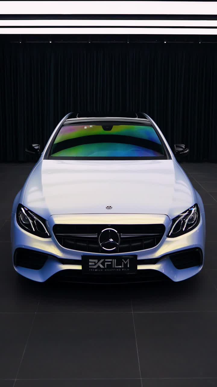 奔驰e系ekfilm改色膜远峰蓝魅金,白金蓝银相互融合渐变