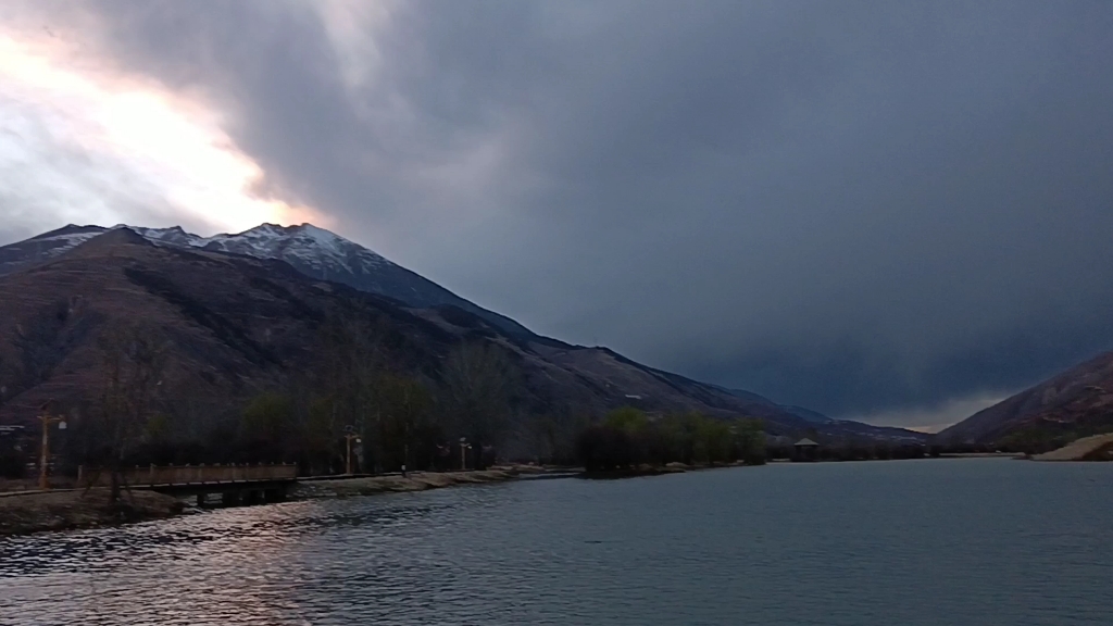 高山平湖之黑雲壓頂