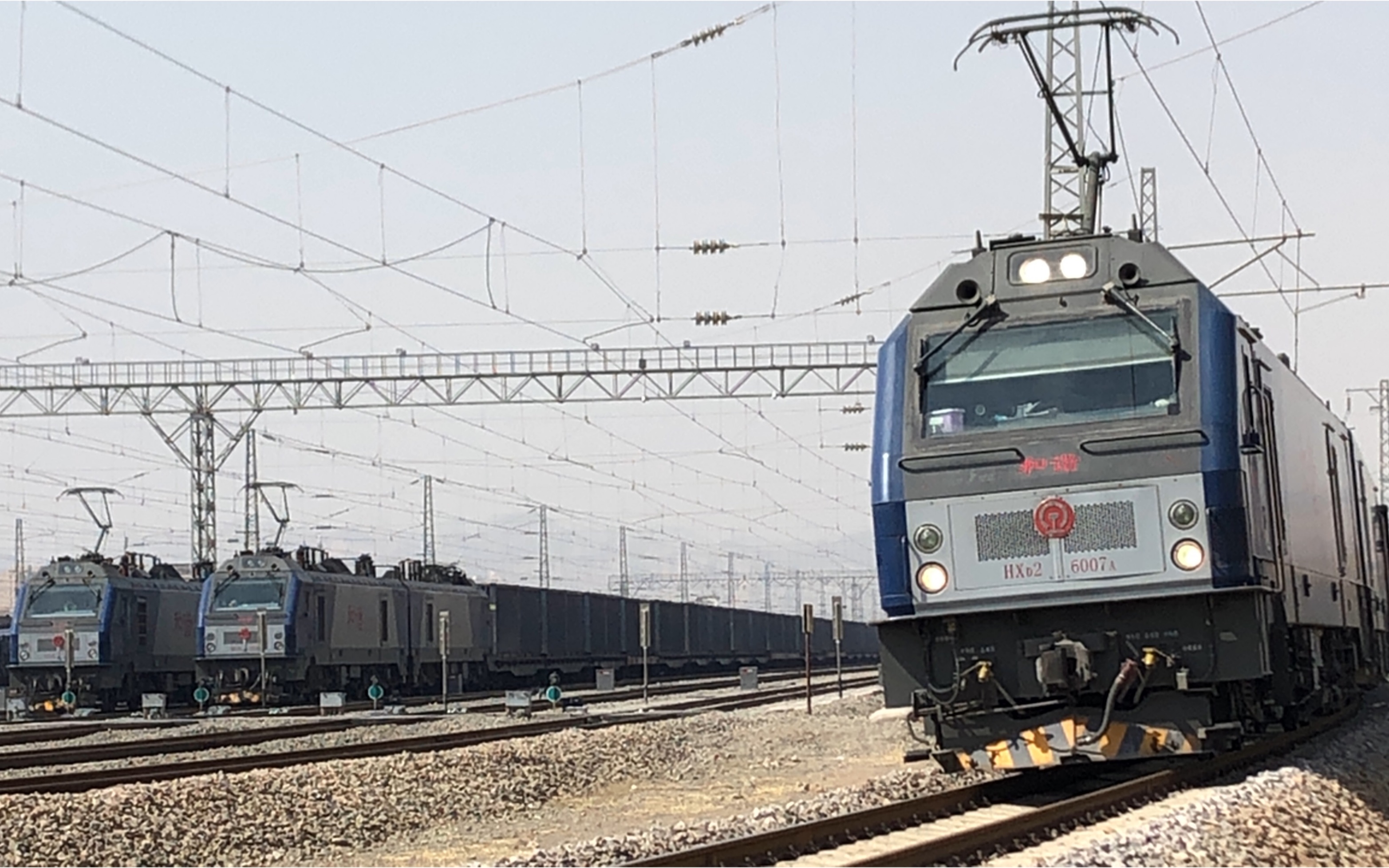 兰局兰段hxd2-6217牵引货列兰州北环线杨家湾大桥桑园子方向上行通过