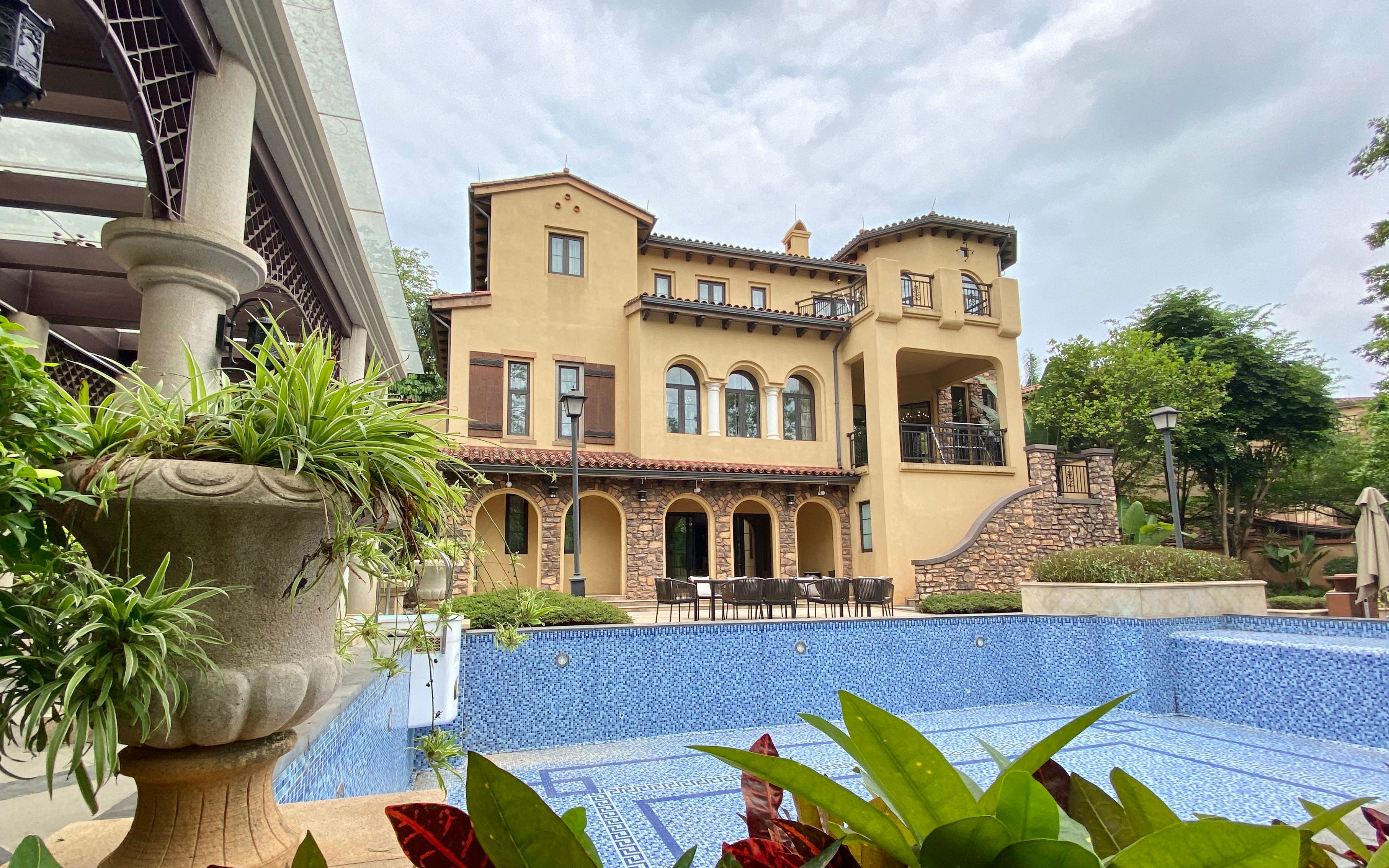 西班牙风格的独栋别墅,住一晚8000到底值不值?