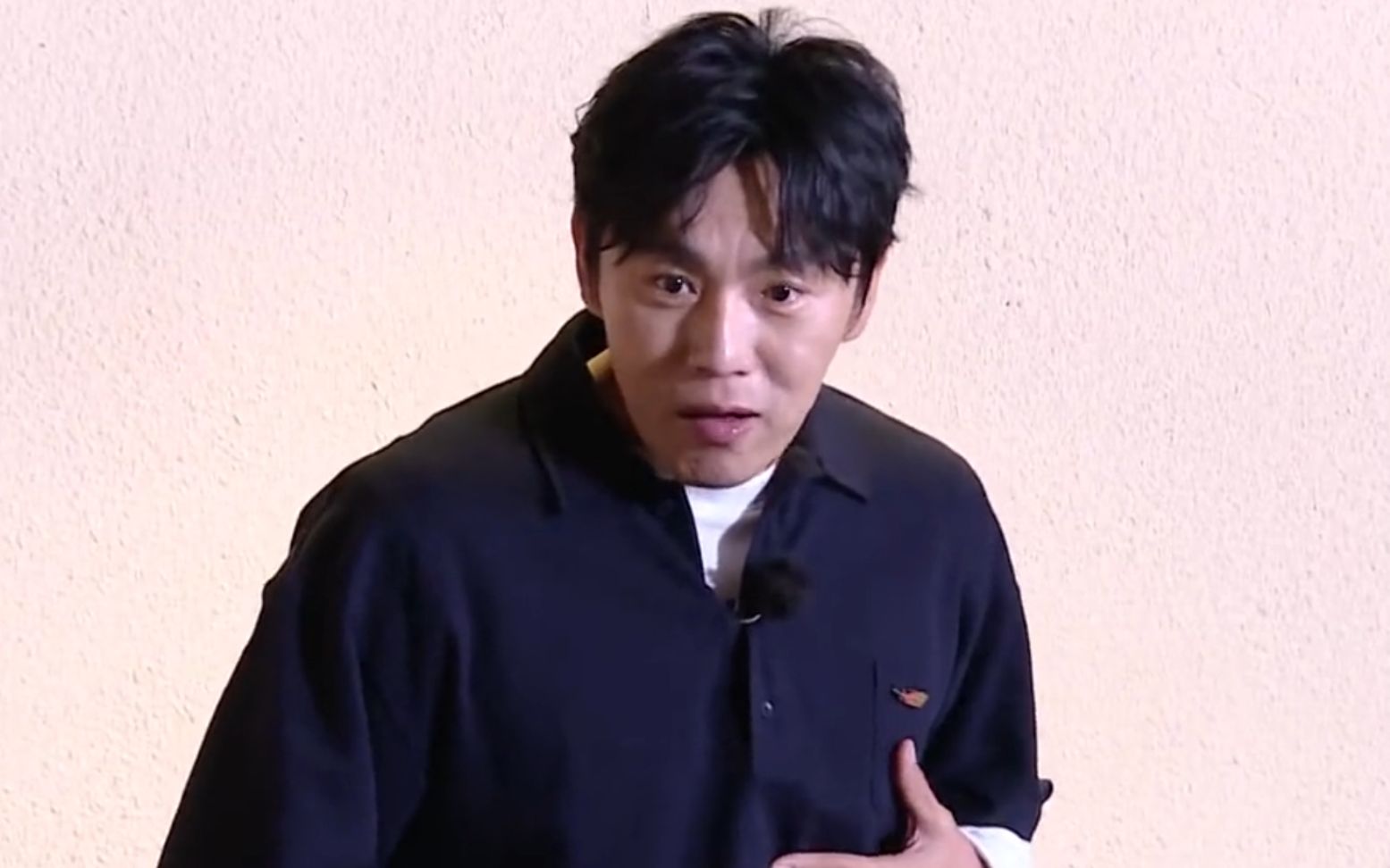 《极限挑战宝藏行》秦昊变身吃货,杨超越爆笑吐槽:估计上辈子是蝗虫!