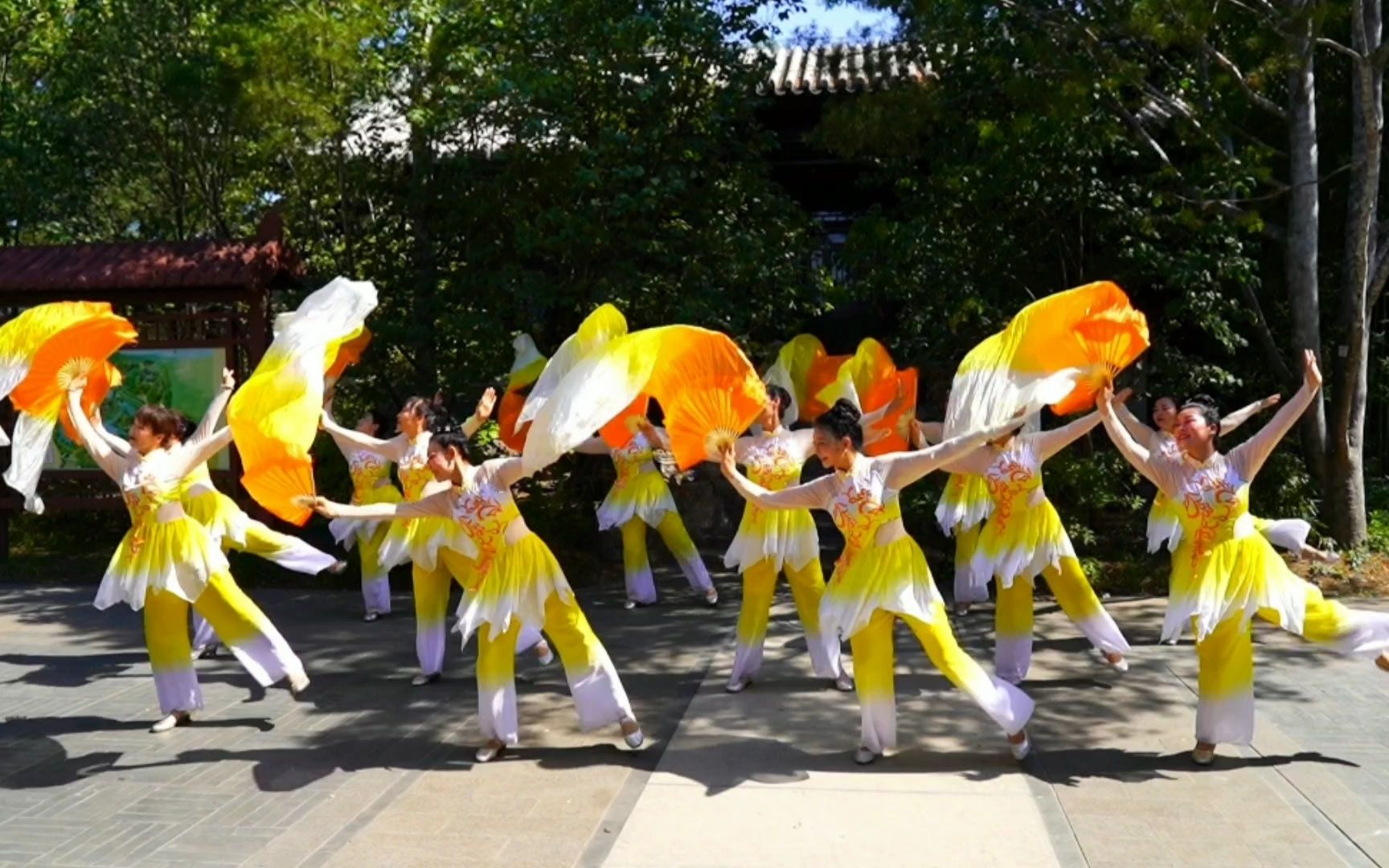 [图]媛媛广场舞《黄河水从我家门前过》变队形完整版，好听更好看