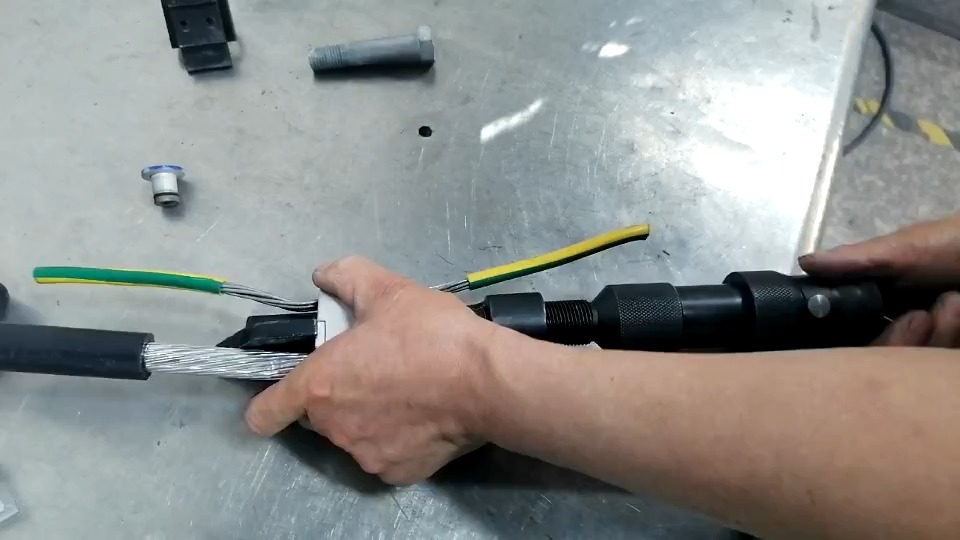 枪安装视频,安普线夹安装视频;安普枪使用说明;楔型并沟线夹安装工具