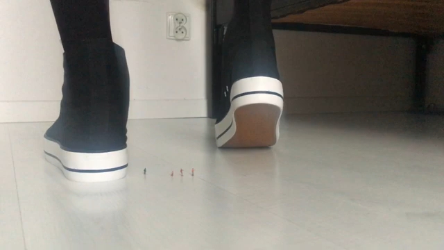 高个子女生的帆布鞋踩踩