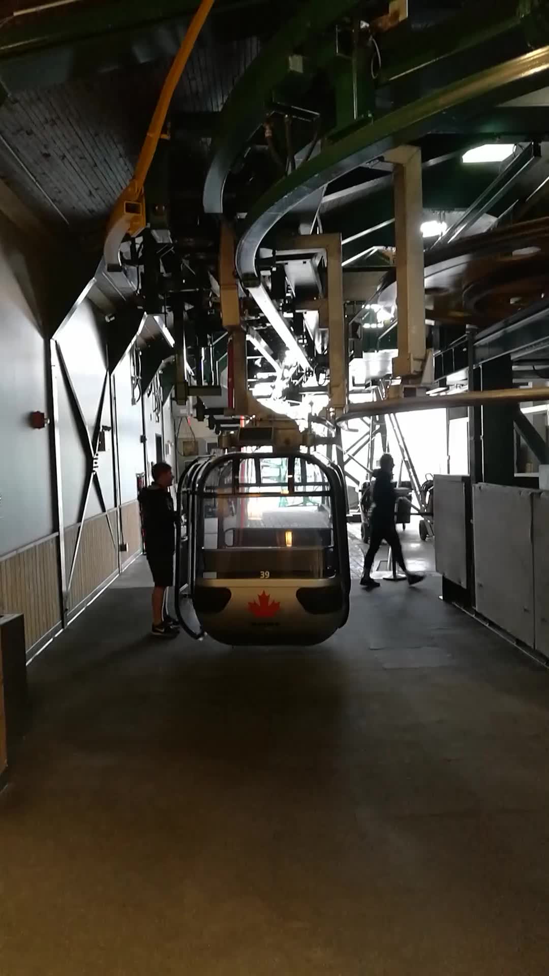 【人力缆车】缆车进站后人手推动