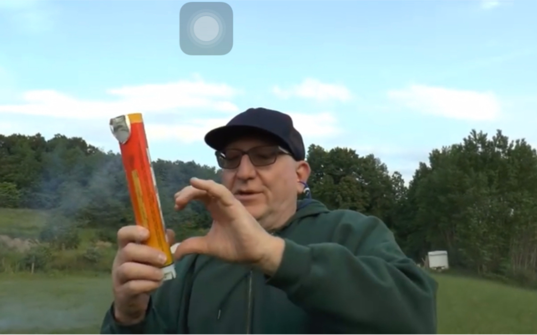 外国大叔发射火箭降落伞火焰信号