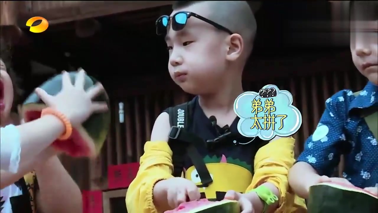 轩轩吃西瓜吃不动大喊帮忙,哭着也要吃,笑死了