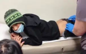 Télécharger la video: 男孩第一次打屁股针，把医生整不会了…💉