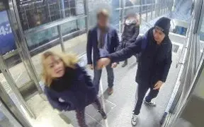 Скачать видео: 「社会实验」妹子在地铁站上被