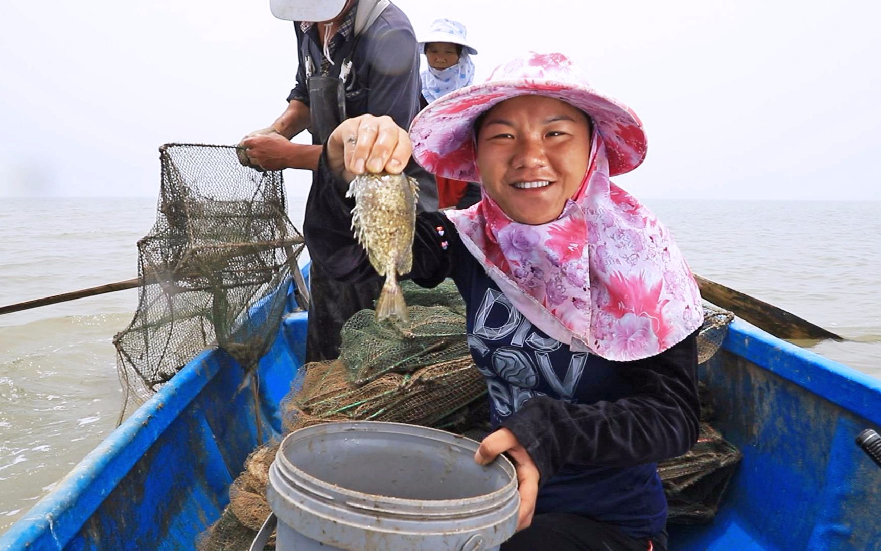 渔民出海收获了很多泥猛鱼,野外烧烤简直太爽了,味道真是没的说