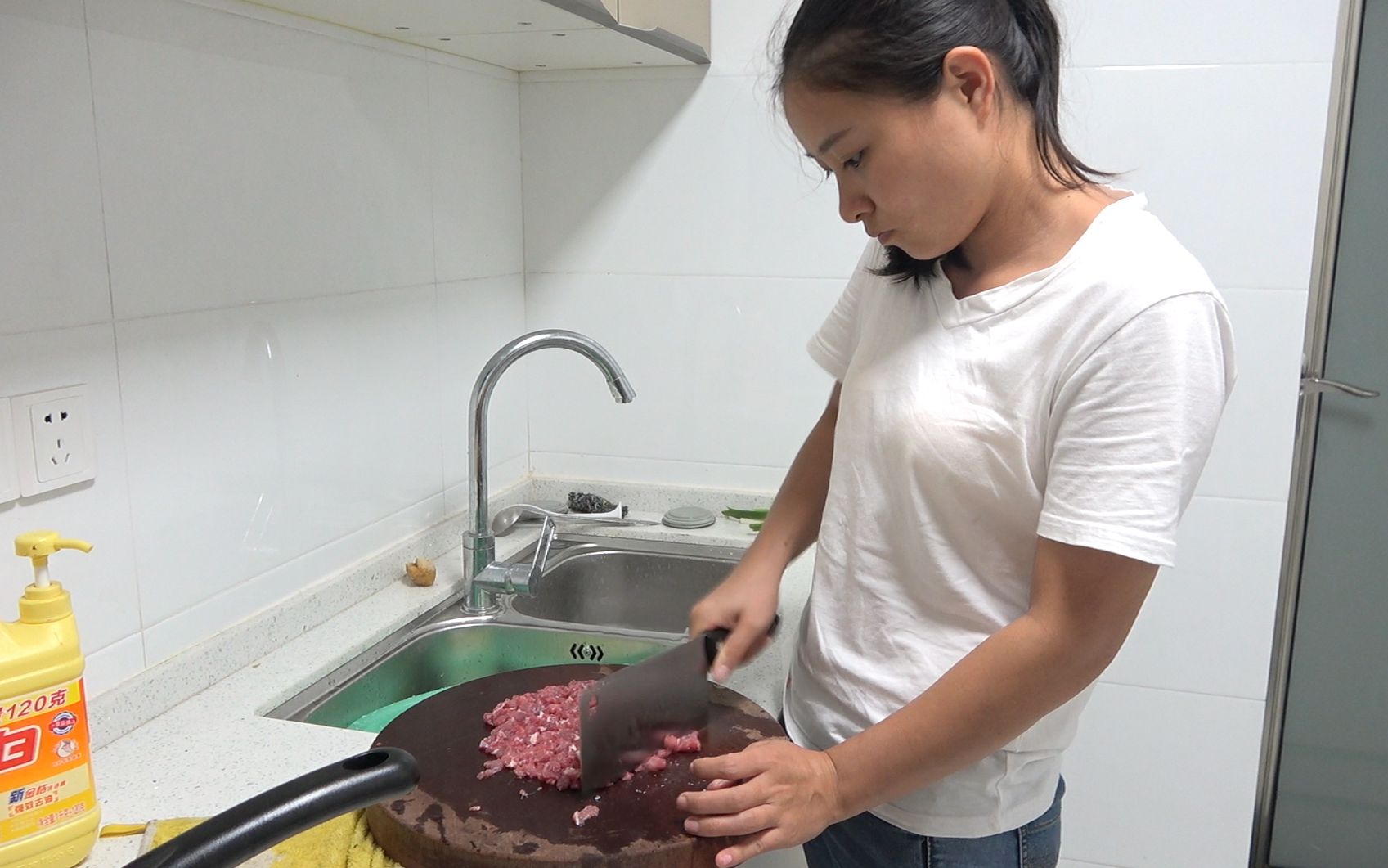 今天老婆下厨做牛肉丸,手艺太棒了不够吃,端上桌就抢着吃