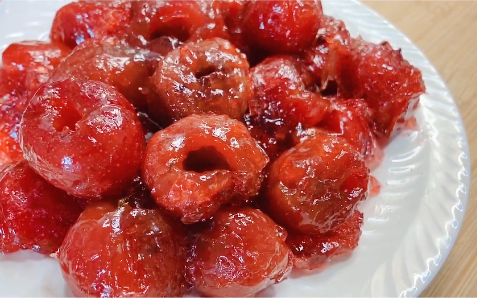 教你在家制作酸甜开胃的老北京特色小吃炒红果,晶莹透亮,做法简单,一