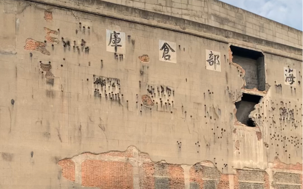 [图]赤橙黄绿青蓝紫，谁持彩练当空舞？雨后复斜阳，关山阵阵苍。当年鏖战急，弹洞前村壁。装点此关山，今朝更好看。