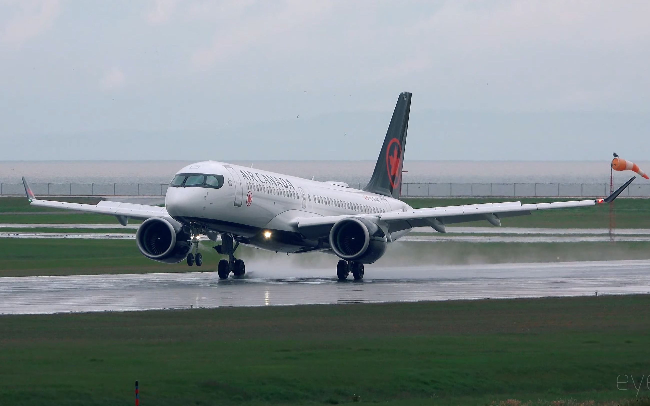 加拿大航空墨镜空客a220cs300雨中降落温哥华机场eyetrapper