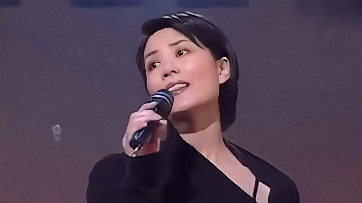 王菲到底有多牛?现场翻唱《上海滩》,林忆莲都甘愿为她伴唱