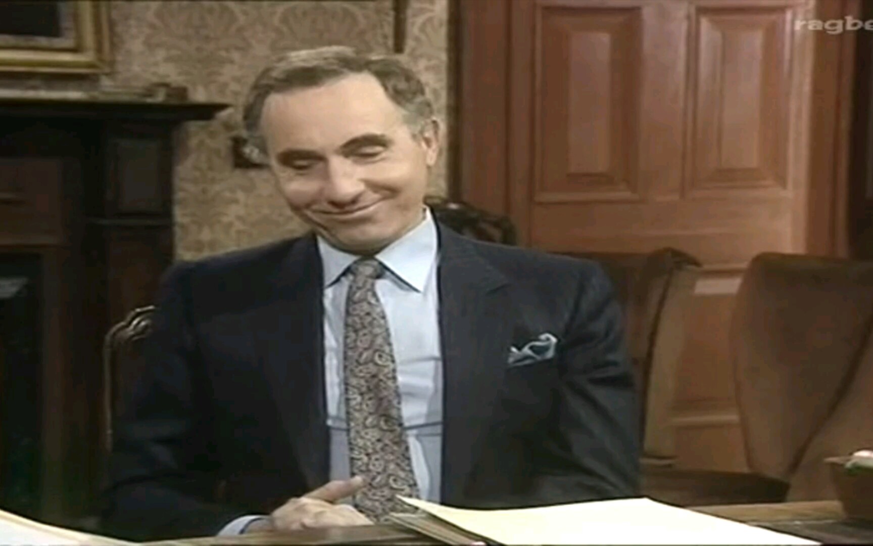 【是,大臣 yes,minister】cut37 英国医院的核心是医生吗?不,是行政人