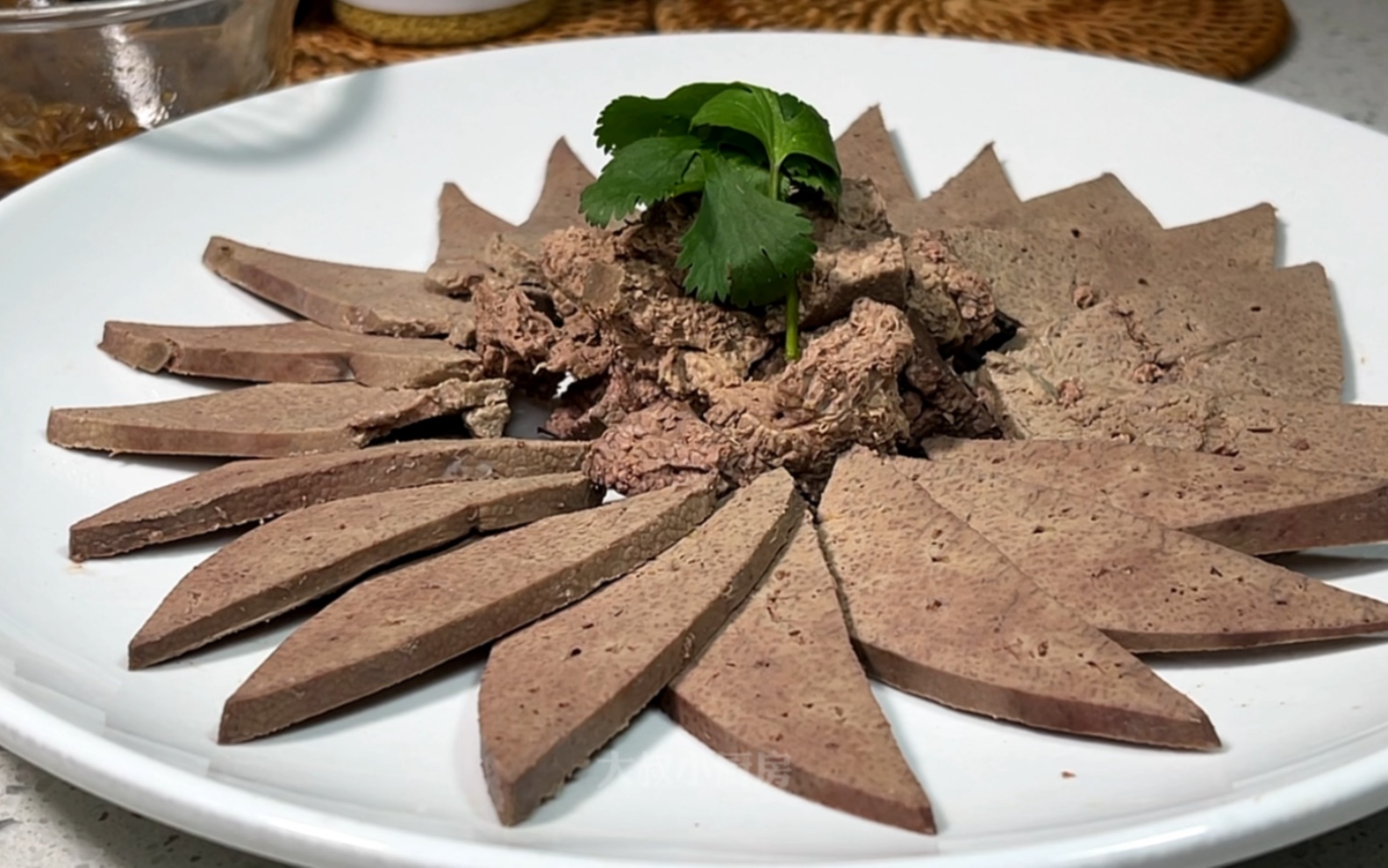 把猪肝放进锅里蒸一蒸,出锅就是一道经典名菜,年夜饭下酒必备