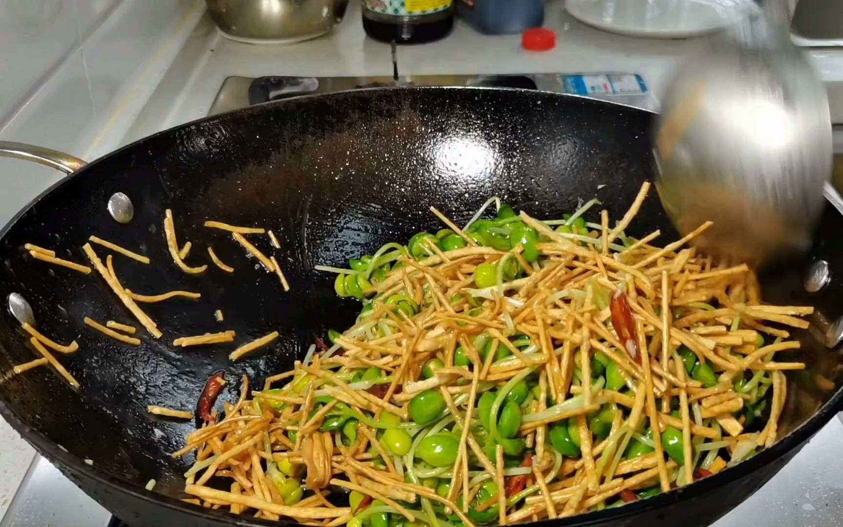 豆苗炒馓子,简单快手的家常菜,3分钟就出锅,脆爽好吃又下饭