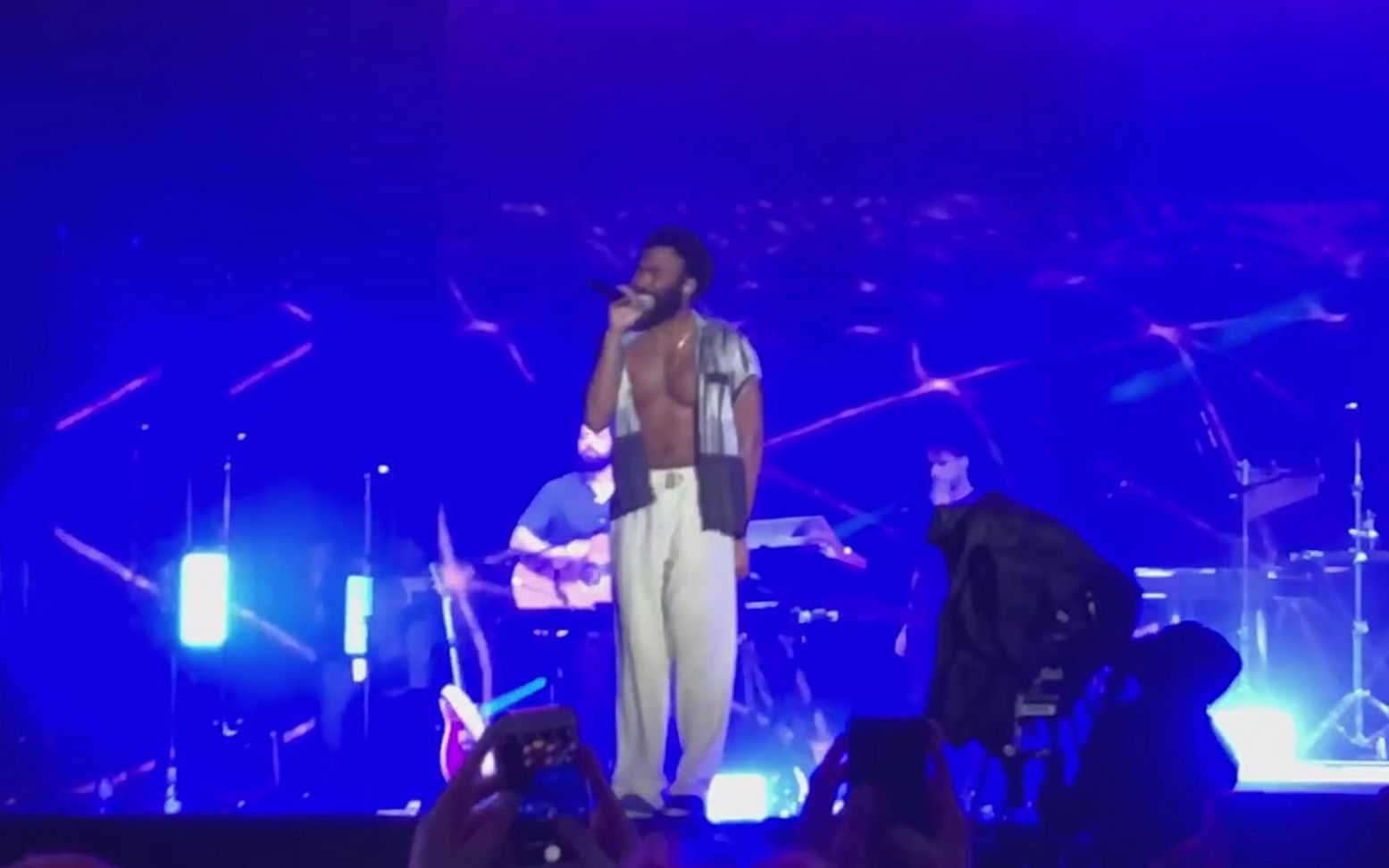 [图]Childish Gambino - Feels Like Summer (高清Live)-他真是个才子啊 这首有点Pharrell Williams的感觉