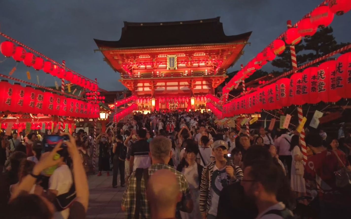 【4K超高清日本】漫步夜晚的京都伏见稻荷大社「宵宫祭」万灯神事之夜 2023.7哔哩哔哩bilibili