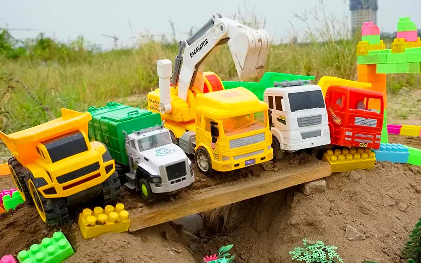 儿童玩具车表演:挖掘机,翻斗车修建道路,环卫车清理回收垃圾!