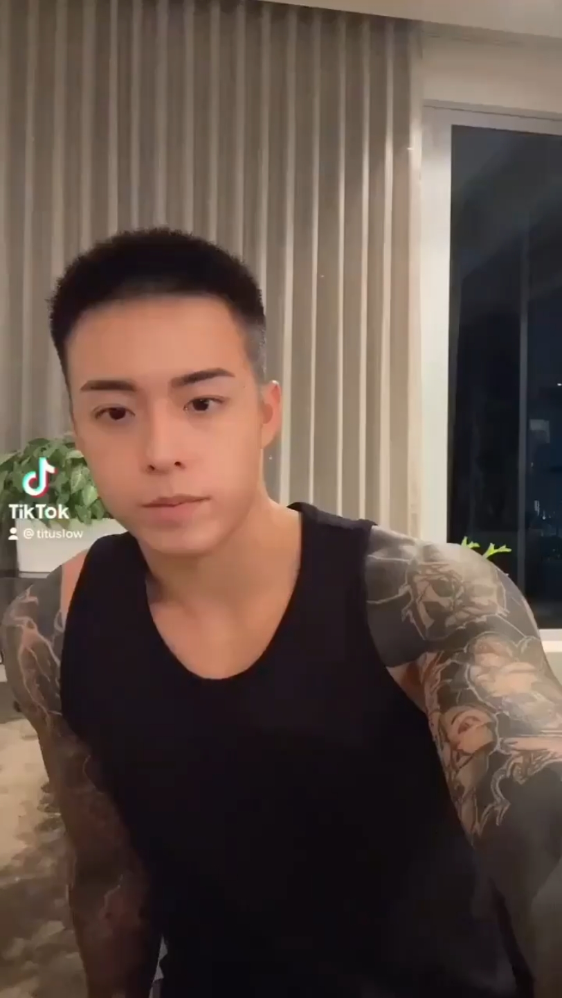 抖音肌肉帅哥下海前的视频