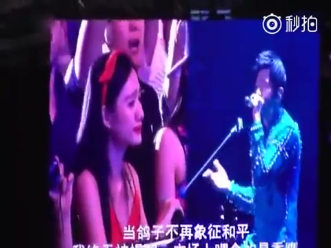 [图]周杰倫魔天倫青島站，女歌迷點歌—《夜曲》 音樂響起的時候，女粉絲當場落淚