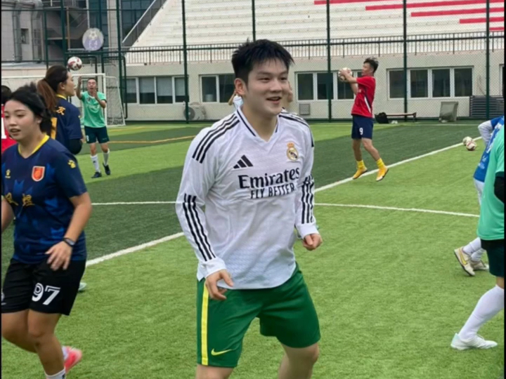 樊振东身穿皇马球衣现身踢足球