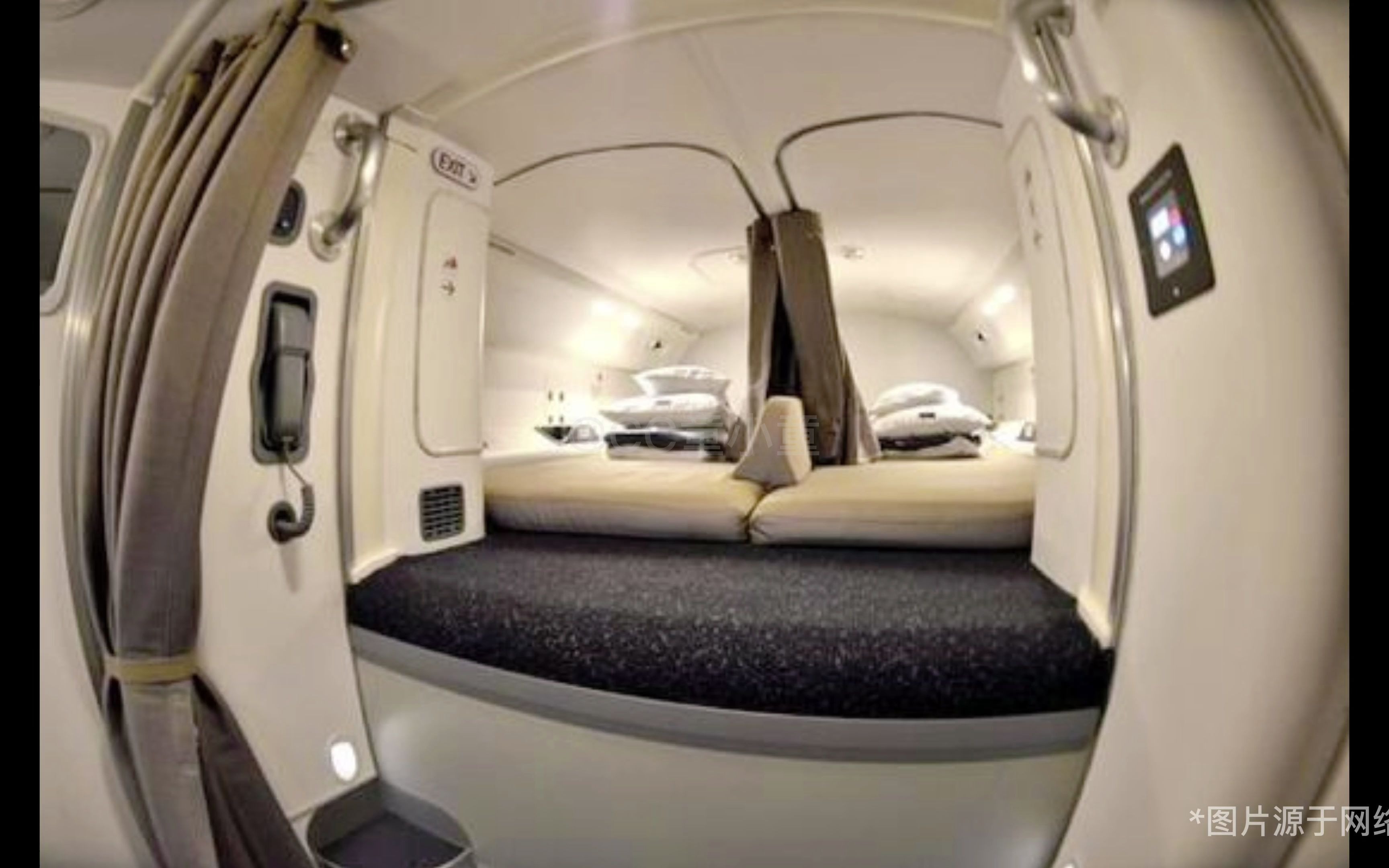 飞机上空姐睡觉的地方长什么样?
