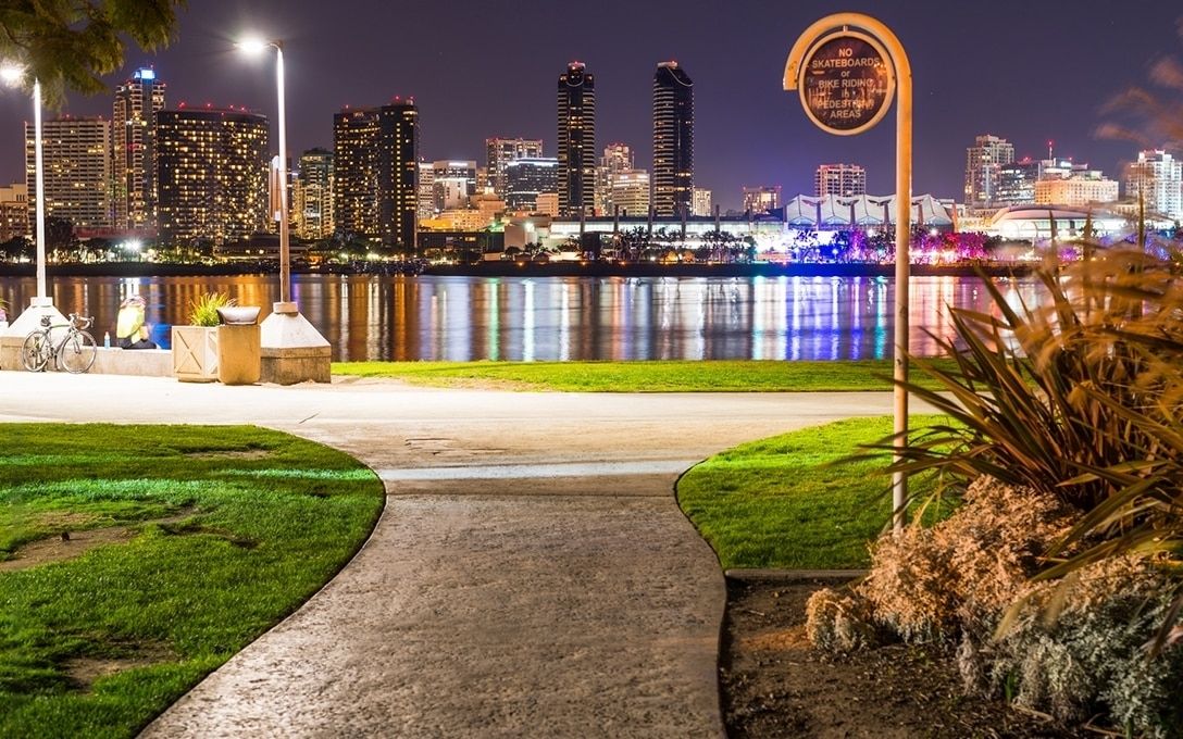 圣迭戈城市coronado岛散步 海湾海面城市建筑灯光倒影