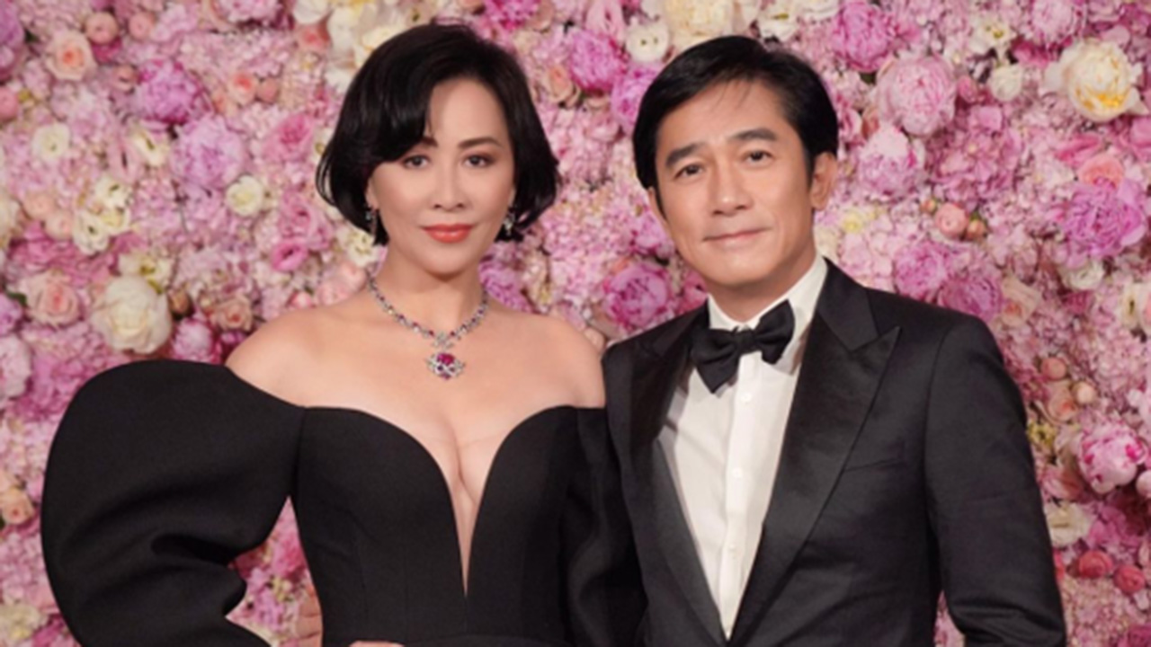 梁朝伟为刘嘉玲庆生!罕晒夫妻合影秀恩爱,穿西服搭配妻子低胸装