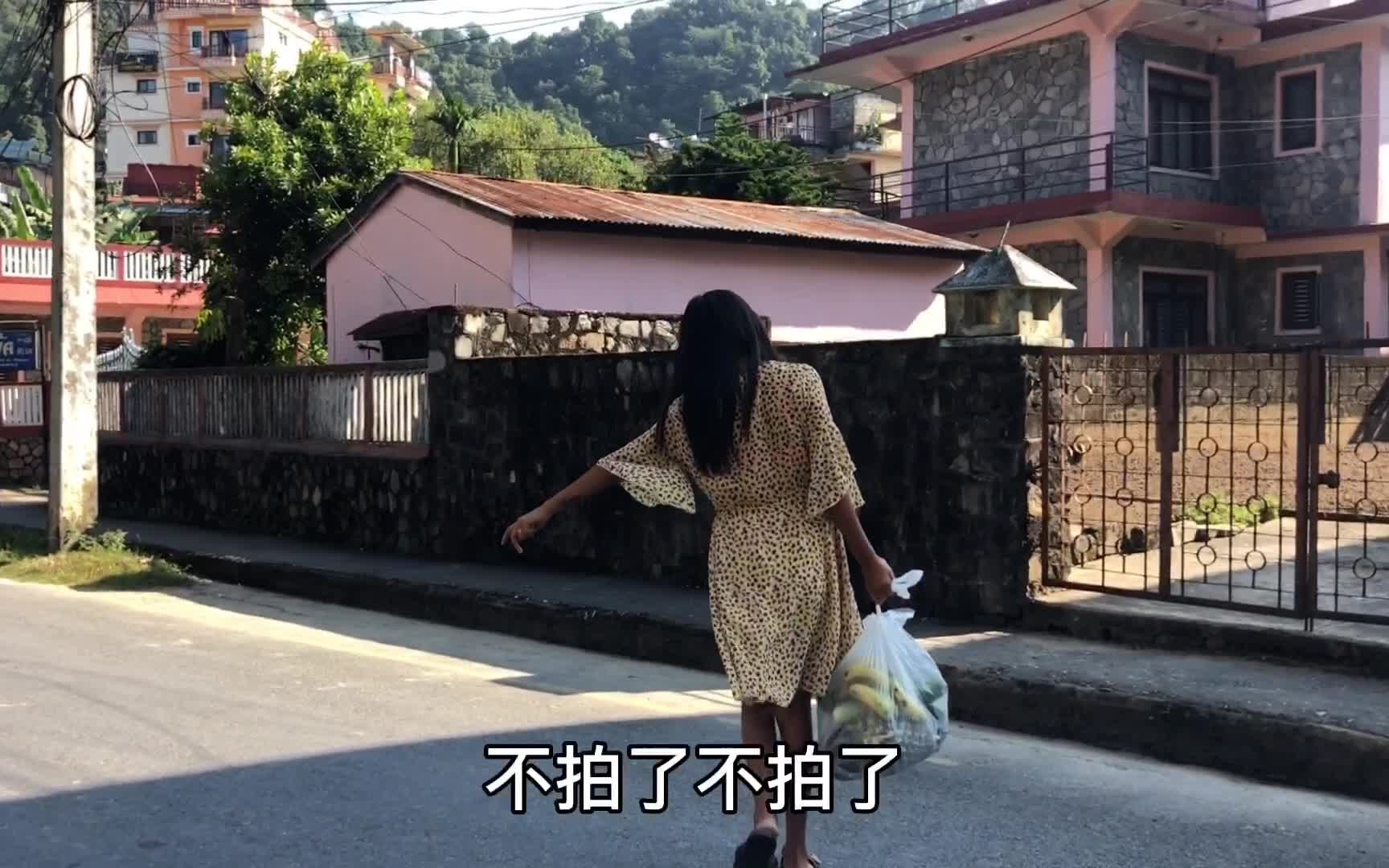 活动作品行者合金在尼泊尔给老婆一大包水果很便宜