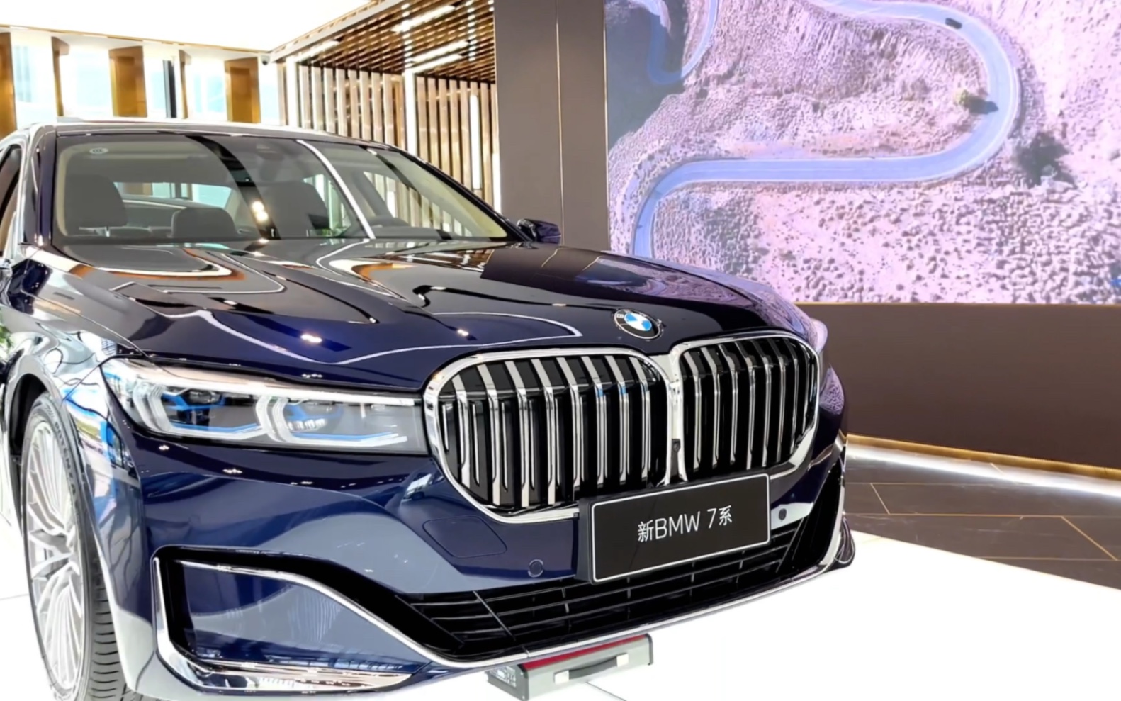 618限时返场61福利续享#新bmw7系 丹泉石蓝色内外兼修,成就磅礴
