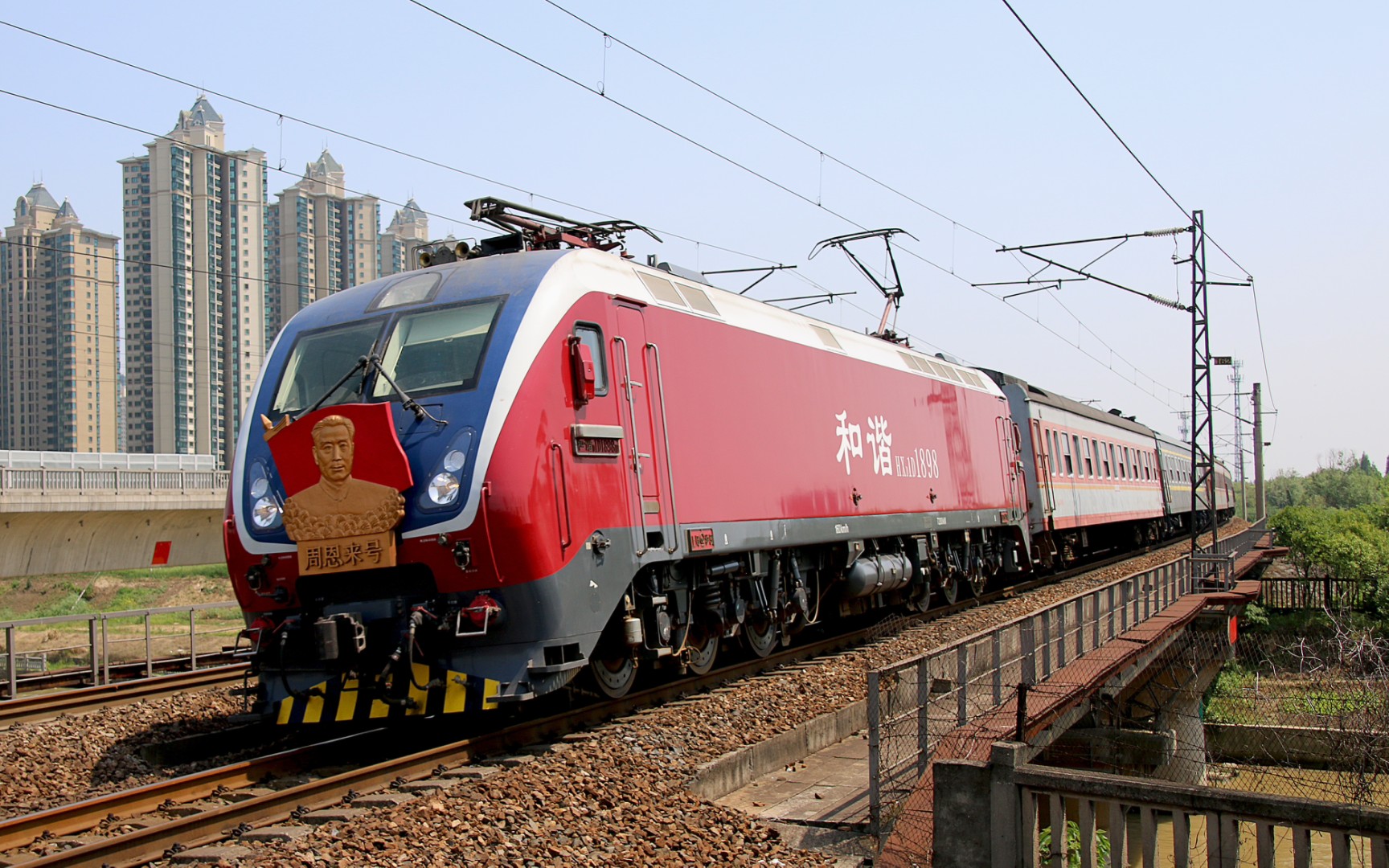 hxd1d-1898牵引客车k1556次通过京沪铁路吕城站人行天桥