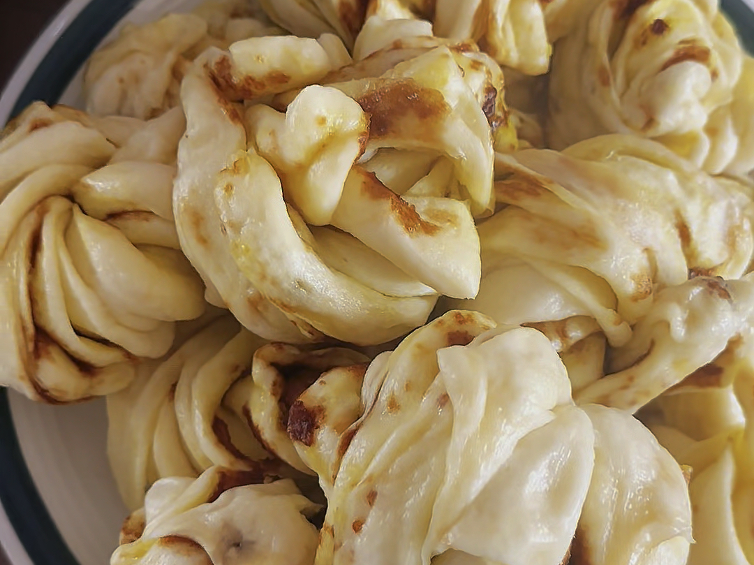 在妈妈身边工作 吃妈妈做的糖花卷 我就是最幸福的小朋友