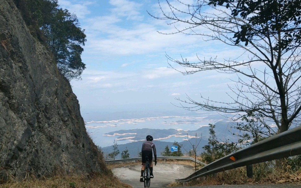 万绿湖桂山好汉顶下山的风景