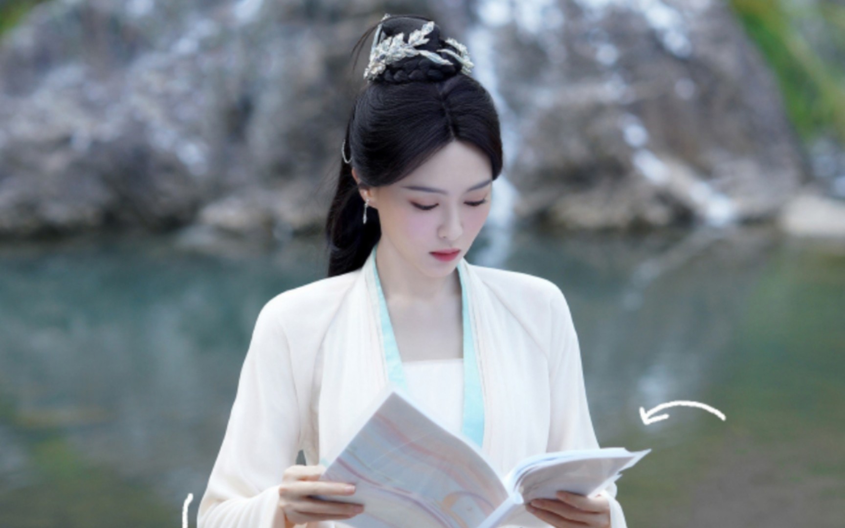 《念无双》再引热议,唐嫣婚服造型"丑"出天际,剧方审美堪忧!