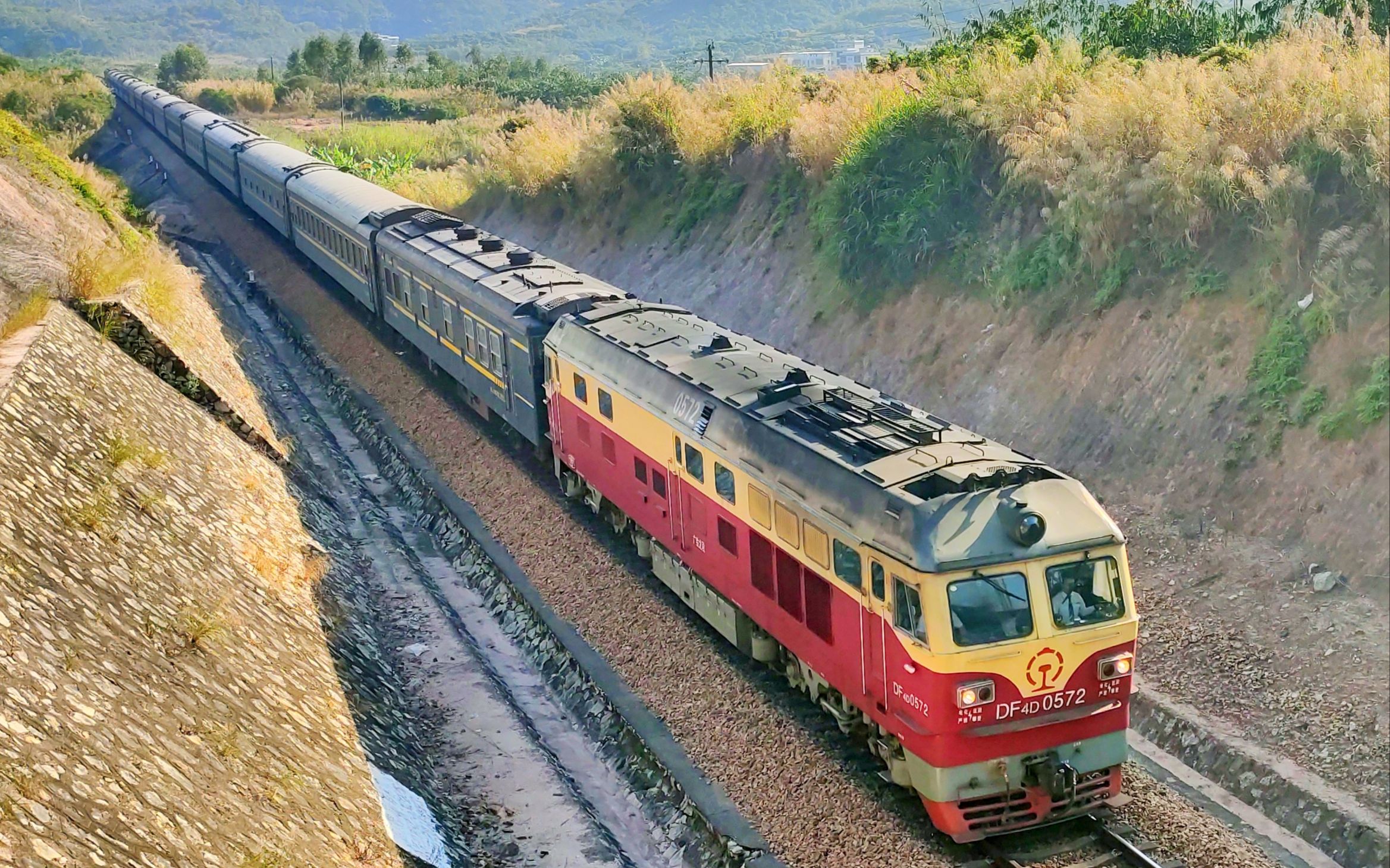 广铁龙段df4d0572牵引k9012通过广梅汕铁路揭阳段