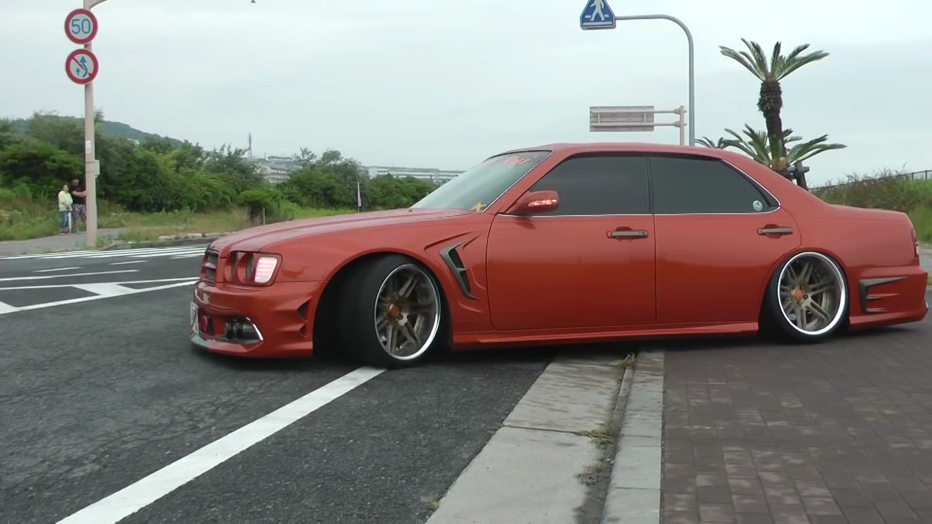 太炫酷!日本改装车聚会,这低趴风格过减速带是没戏了