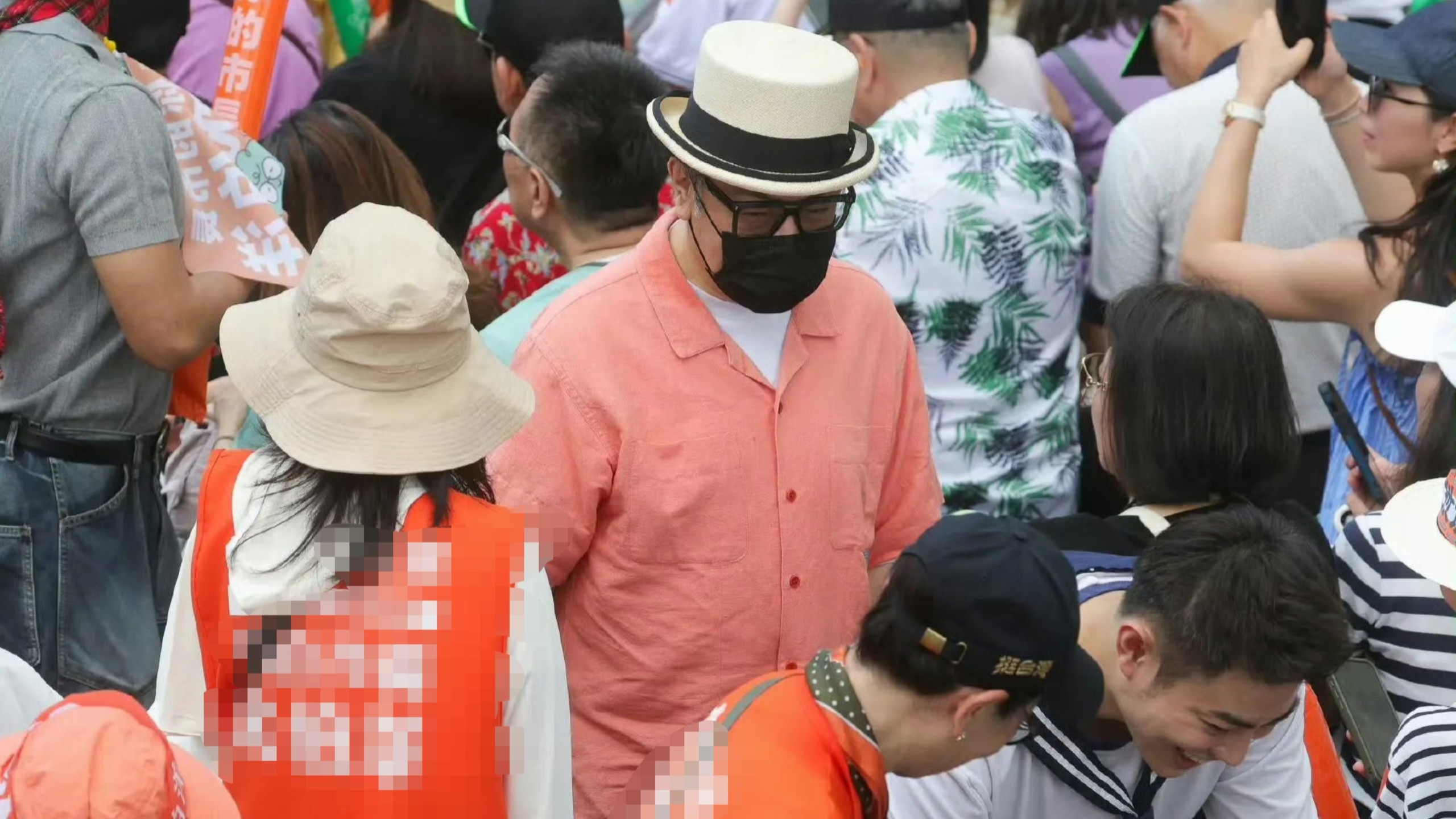天啊！蔡康永公开支持台独后清空微博跑路！在沈伯洋竞选大会贵宾区手持加油棒挥舞竞选旗帜 曾被列为头号顽固分子！还表示想采访候选人！品牌合