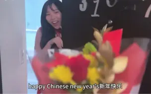 Download Video: 新年第二天，走路都直打摆子的留学生小姐姐。