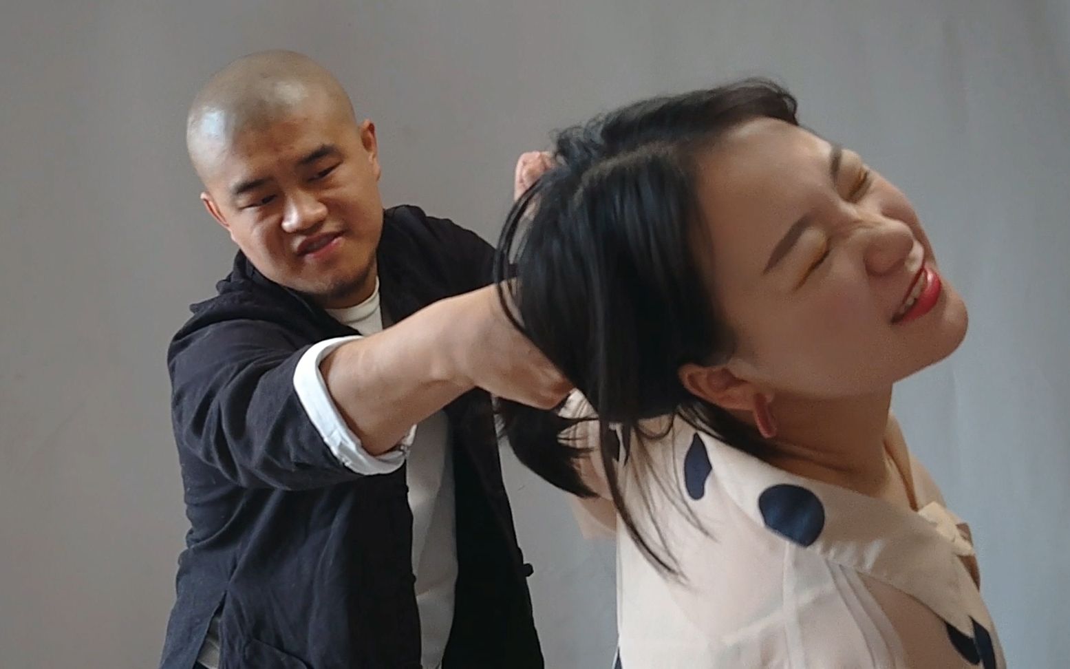 女生被坏人拽住头发不放,就用这3招,保准他立马撒手